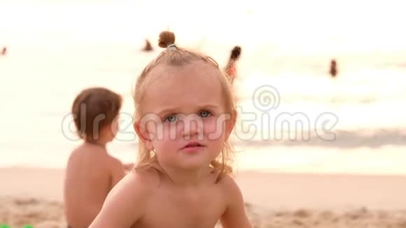 度假村阳光沙滩上的小女孩视频的预览图