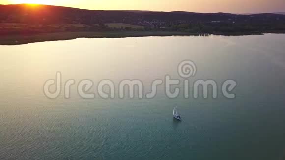 匈牙利巴拉顿福兹福日落时在巴拉顿湖的4K帆船视频的预览图