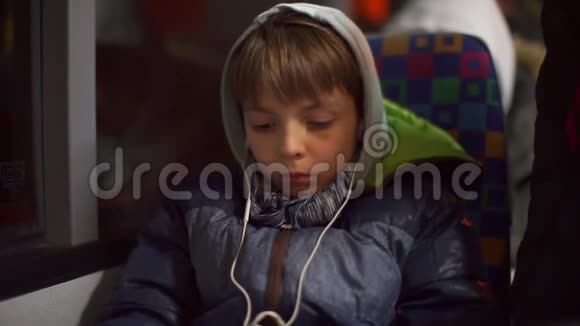 公共交通中一个男孩的肖像视频的预览图