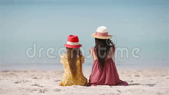 美丽的母女在海滩上享受暑假视频的预览图