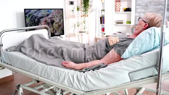 老年女性躺在养老院的床上视频的预览图