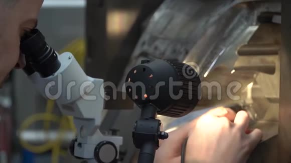 工程师用显微镜检查工厂铸件金属模具的正确设置视频的预览图