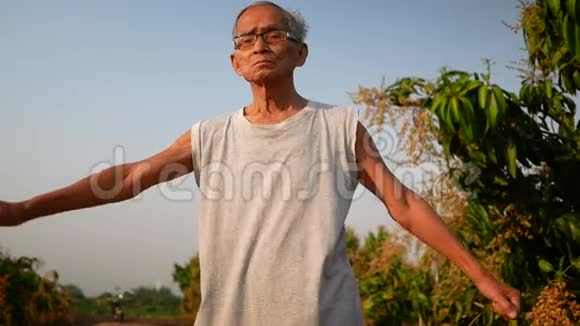 亚洲老人在公园锻炼身体身体健康保健概念视频的预览图