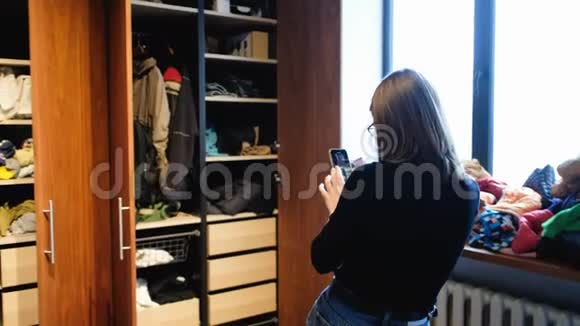 匿名女士在衣柜里拍照视频的预览图