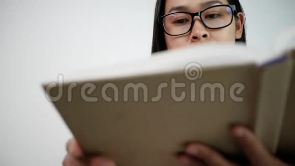 合上女的手翻书页在图书馆看书时她的手指沿着书页移动有选择的焦点视频的预览图
