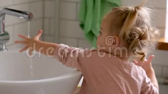 可爱的女孩在浴室洗手视频的预览图