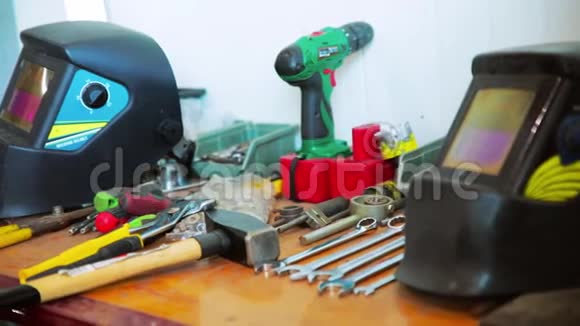 焊接金属的工具视频的预览图