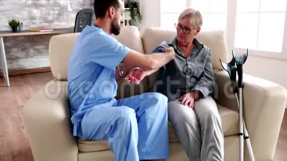 退休家庭测量血压的医生视频的预览图