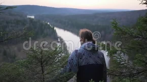 从高山高处俯视美丽河谷的人仰视中射手持视频的预览图