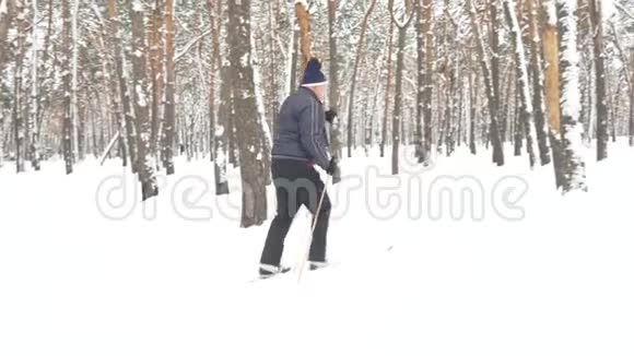 男子在公园里用松树滑雪视频的预览图