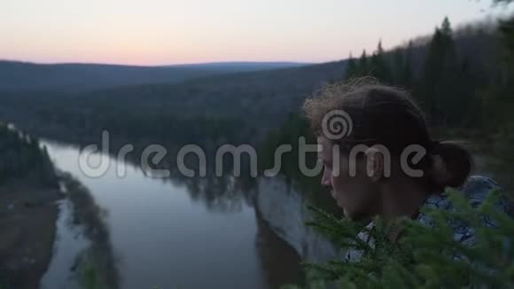从高山高处往下看美丽的河谷特写人像拍摄视频的预览图