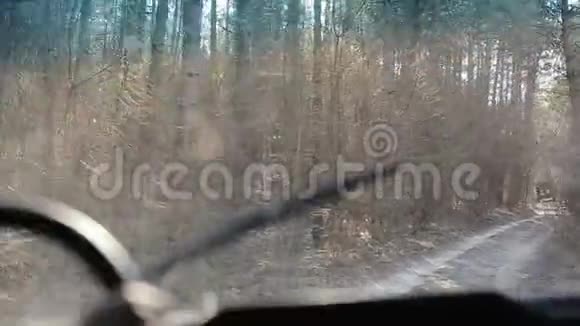 在克里米亚开越野老式吉普车车内稳定的摄像头正在跟踪一辆吉普车视频的预览图