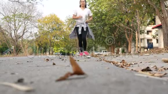 女运动员在公园里训练跑步时碰到疼痛的脚踝扭伤运动后脚踝疼痛的妇女视频的预览图