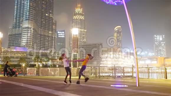 快乐的女孩走在迪拜与摩天大楼的背景视频的预览图
