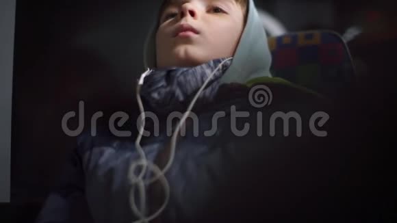公共交通工具里放松的男孩听音乐视频的预览图