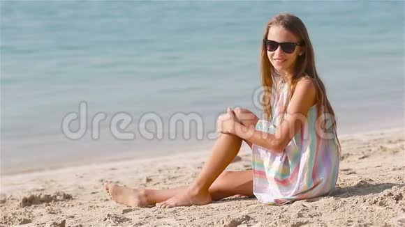 可爱的小女孩在度假时在热带海滩玩得很开心视频的预览图