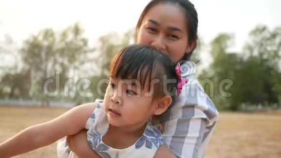 快乐的亚洲妈妈和小女儿一起在夏天的公园玩幸福家庭和童年的概念视频的预览图
