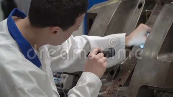 汽车工业塑料铸件金属模具精细饰面视频的预览图