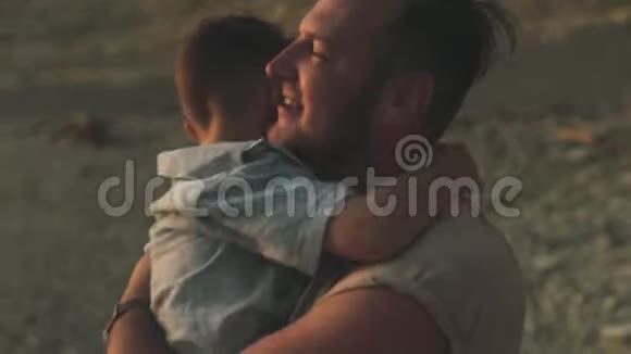 一个男人抱着他的儿子拥抱着他视频的预览图