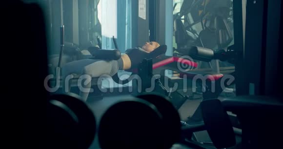 运动女孩在健身房做压力运动视频的预览图