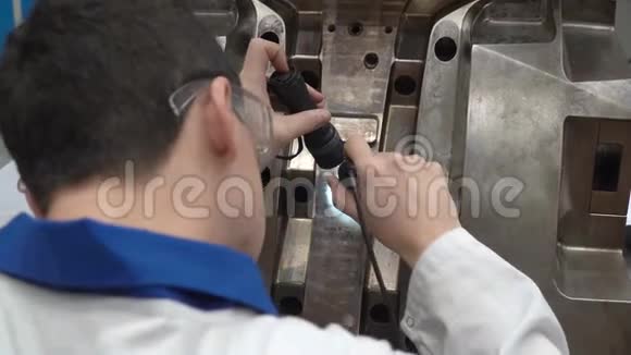 汽车工业塑料铸件金属模具精细饰面视频的预览图