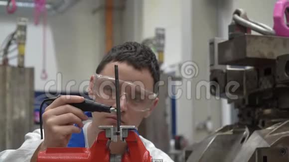 工厂里修理机器的年轻技师1男人用虎钳在工厂工作视频的预览图