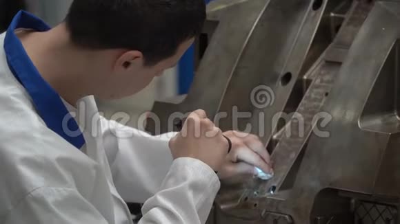 某制造厂用专用磨床精磨金属视频的预览图