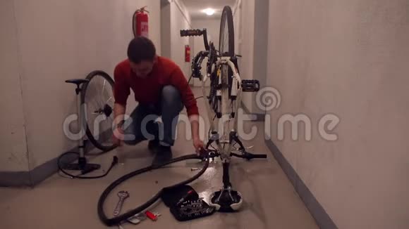 机械师把自行车轮的橡胶充气以找到一个洞视频的预览图