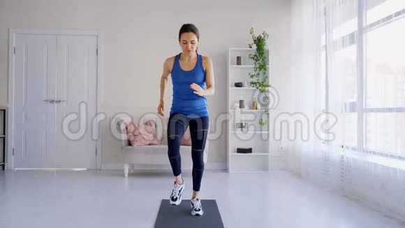 一个女孩做一个运动慢跑就位燃烧脂肪视频的预览图
