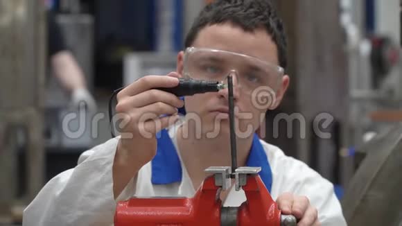 工厂里修理机器的年轻技师1男人用虎钳在工厂工作视频的预览图