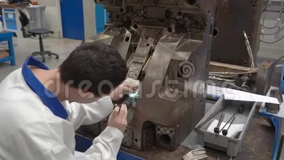 在工厂轮班期间将金属模具调整为塑料模具视频的预览图