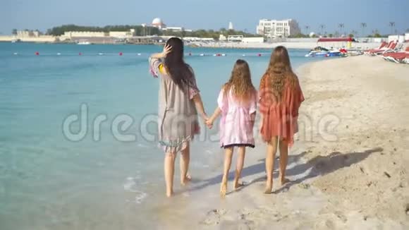 在热带海滩的母亲和小女儿视频的预览图