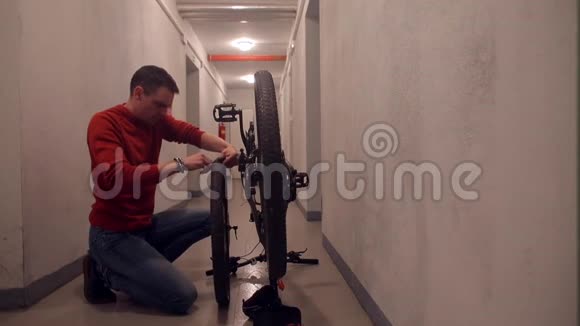 一个人拆开自行车轮子看着相机视频的预览图