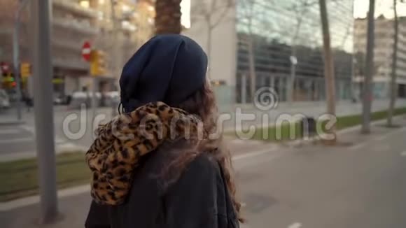 现代城市街头行走的长发嬉皮士画像视频的预览图