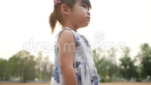 不安的亚洲小女儿感到受伤避免与母亲交谈试图和解家庭冲突概念视频的预览图