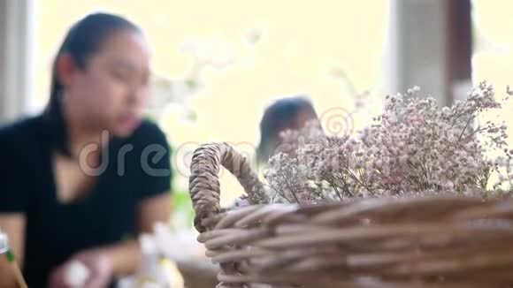 漂亮的花篮一个快乐的亚洲家庭吃一些食物在咖啡馆的背景有选择的焦点视频的预览图