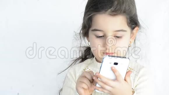 农村地区使用智能手机技术连接或使用的小女孩肖像视频的预览图