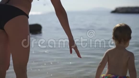妈妈和她的小女儿走进水里女人用手抱着婴儿早上好克罗地亚视频的预览图