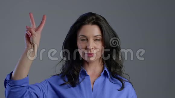 漂亮的女人用双手和两个手指像引号一样弯曲手指视频的预览图