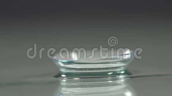 水滴落在眼睛镜片上视频的预览图