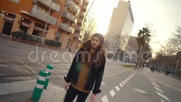 现代城市街头行走的长发嬉皮士画像视频的预览图