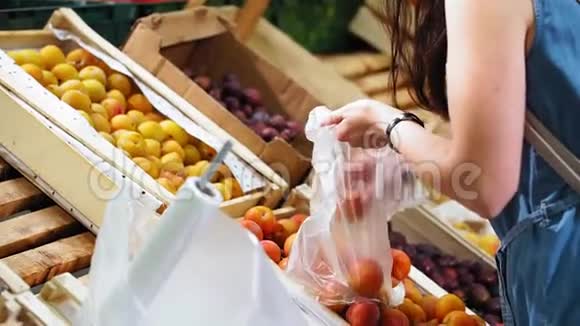 一个年轻的女人在超市买水果视频的预览图