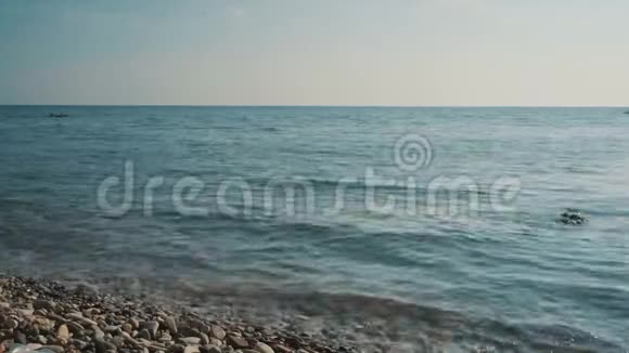 石头在海里跳跃视频的预览图