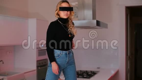 一个戴着黑眼镜的年轻女孩在公寓里摆姿势视频的预览图