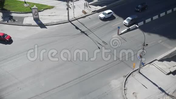 十字路口的车视频的预览图