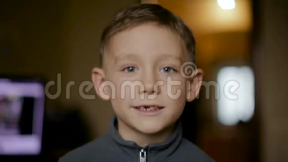 男孩笑得没有牙齿全高清视频视频的预览图