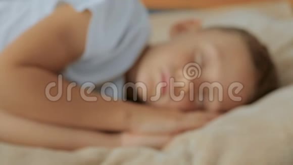 一个孩子睡在床上全高清视频视频的预览图