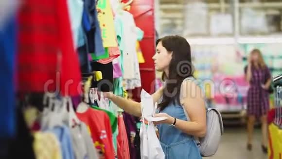 一位年轻女子正在超市购物视频的预览图