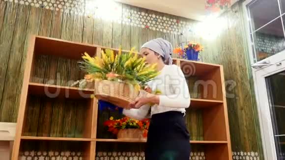 成人清洁亚洲妇女擦拭花瓶与花在家装饰屋视频的预览图