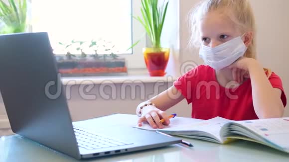 远程学习在线教育带着医用口罩在家学习的生病女学生手里拿着数码平板电脑视频的预览图